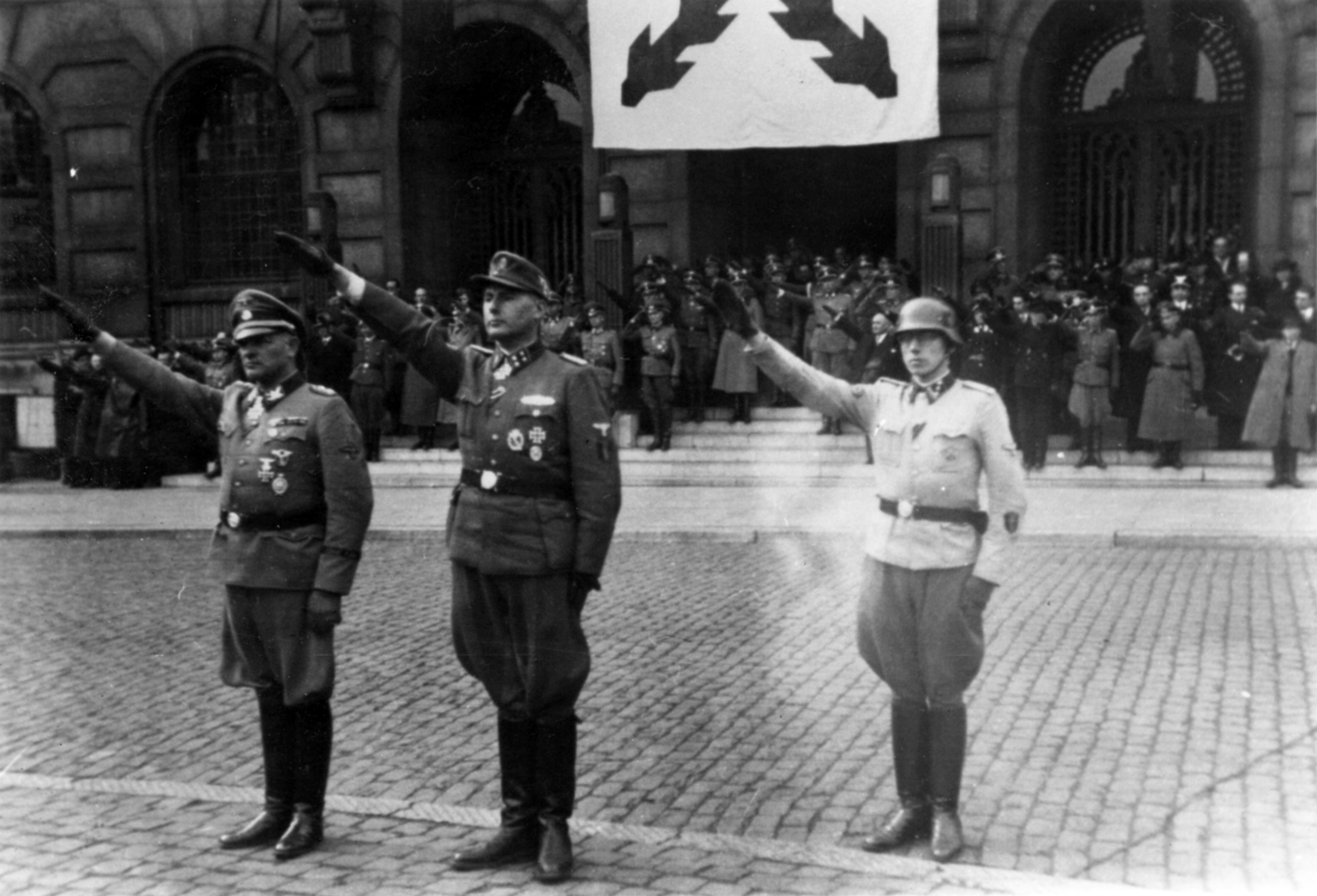 Degrelle à Charleroi, 1er avril 1944 : parade des survivants de Tcherkassy
