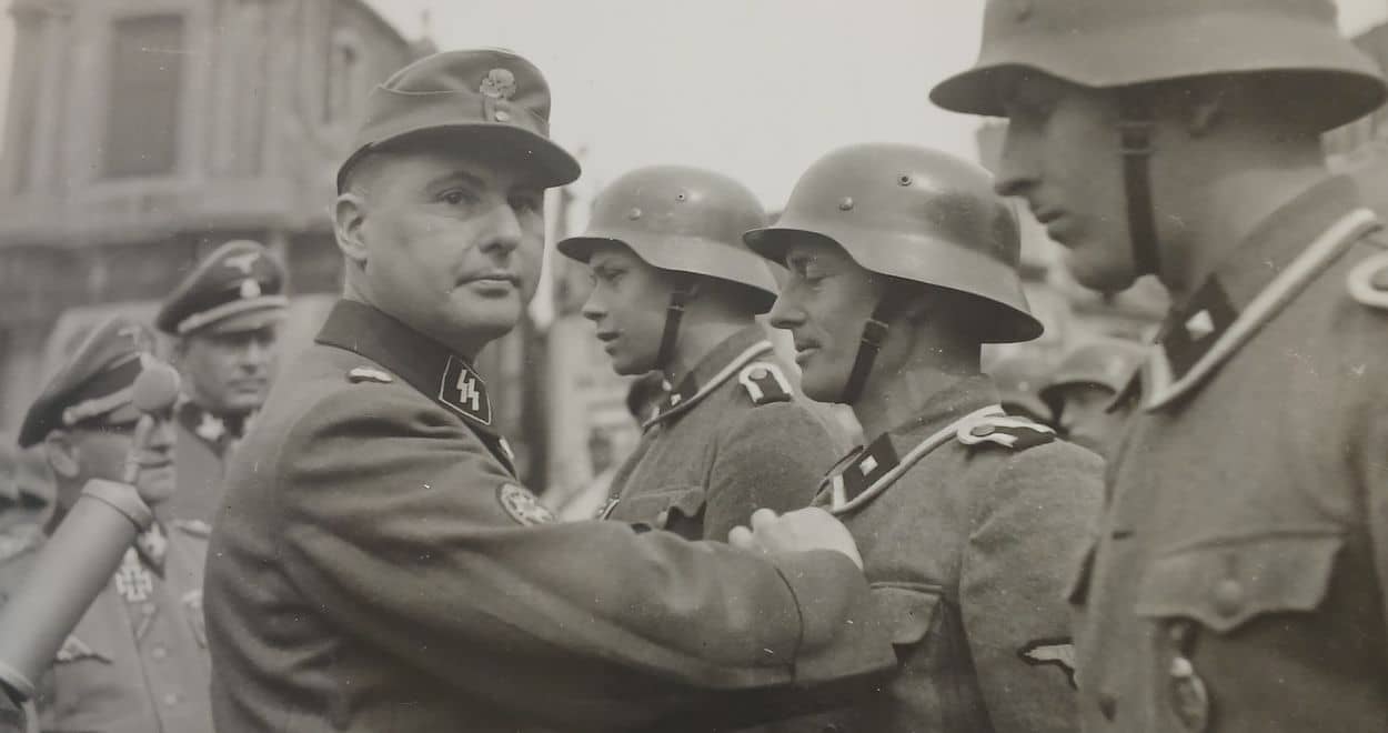 Léon Degrelle en uniforme Waffen-SS décerne une décoration à un légionnaire
