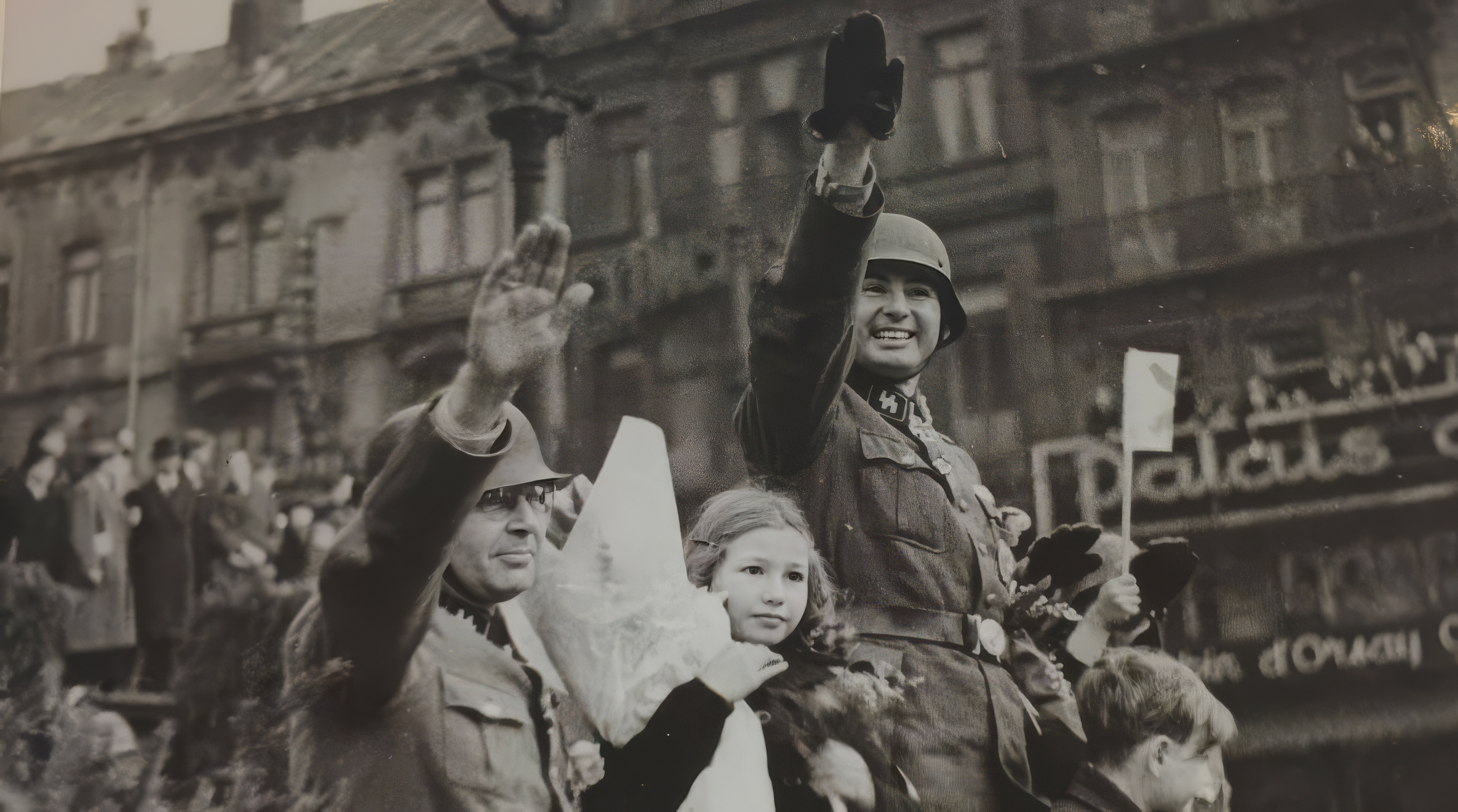 Léon Degrelle grüßt die Legionäre der Wallonischen Legion, Parade vom 1. April 1944. CegeSoma, Sammlung SADO.