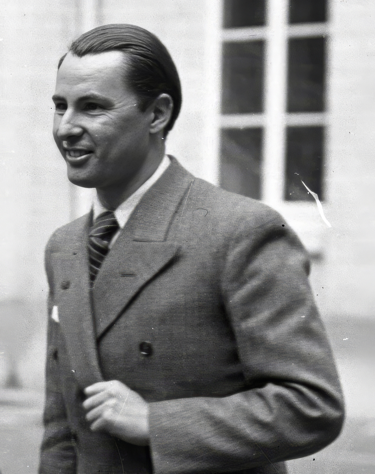 Léon Degrelle : portrait en costume croisé